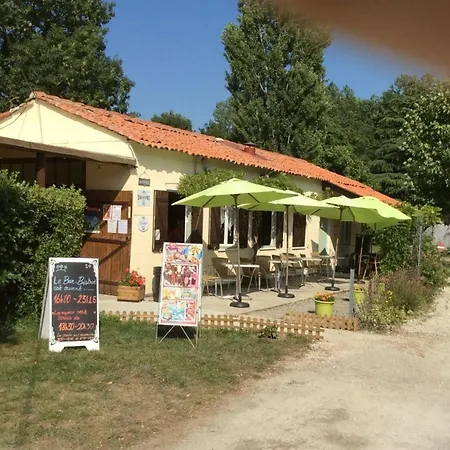 Mobil Confortable Avec Terrasse A Bignac, 6 Personnes - Api-1-52-1227 Vouharte